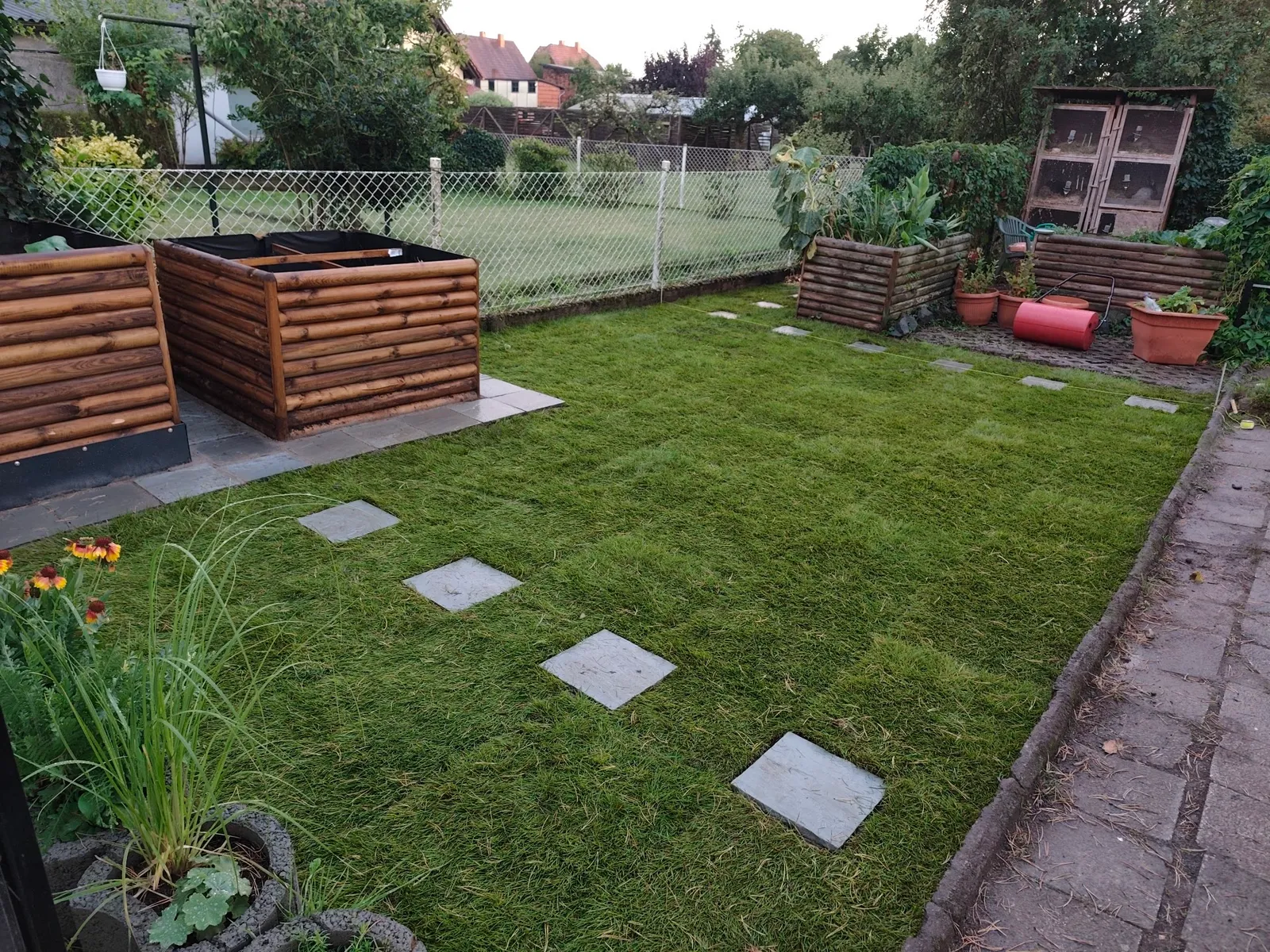 Fertig angelegter Garten mit Rollrasen und Hochbeeten