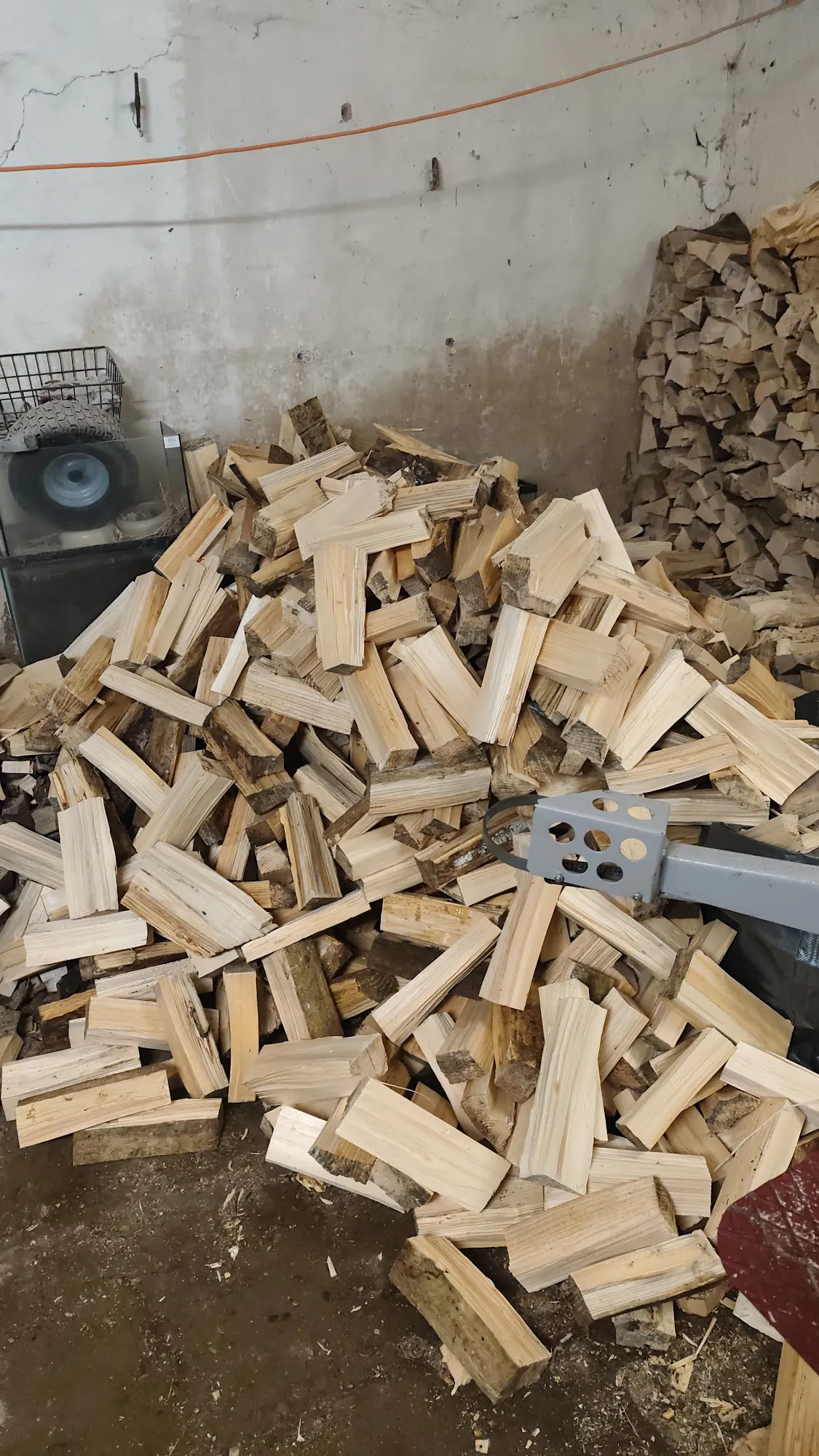 Frisch gespaltenes Scheitholz aus dem Sägespaltautomaten